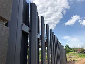 Забор из металлического штакетника